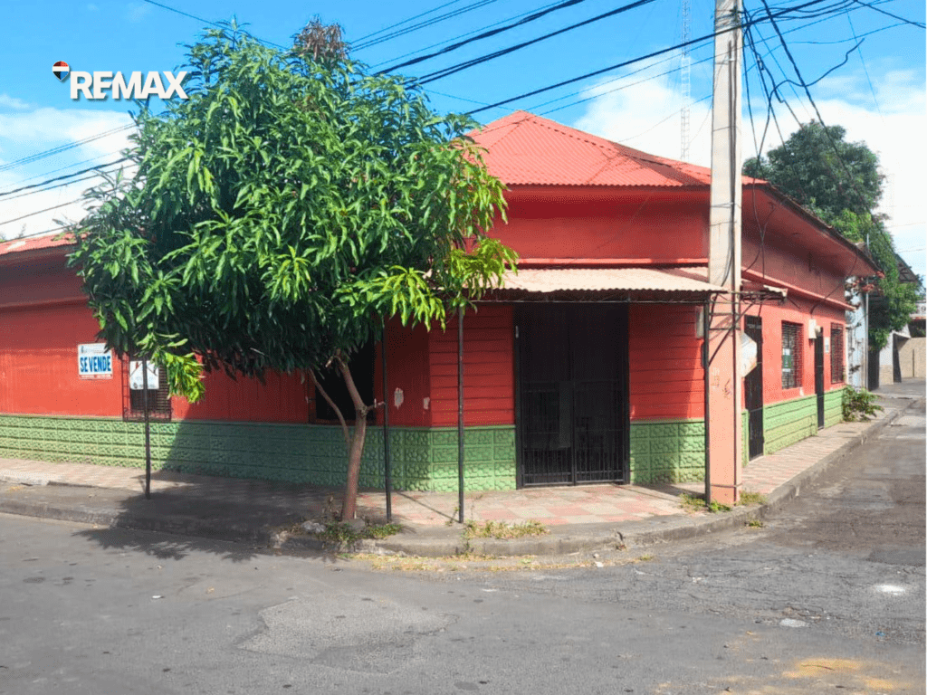 Casa Esquinera en Monseñor Lezcano